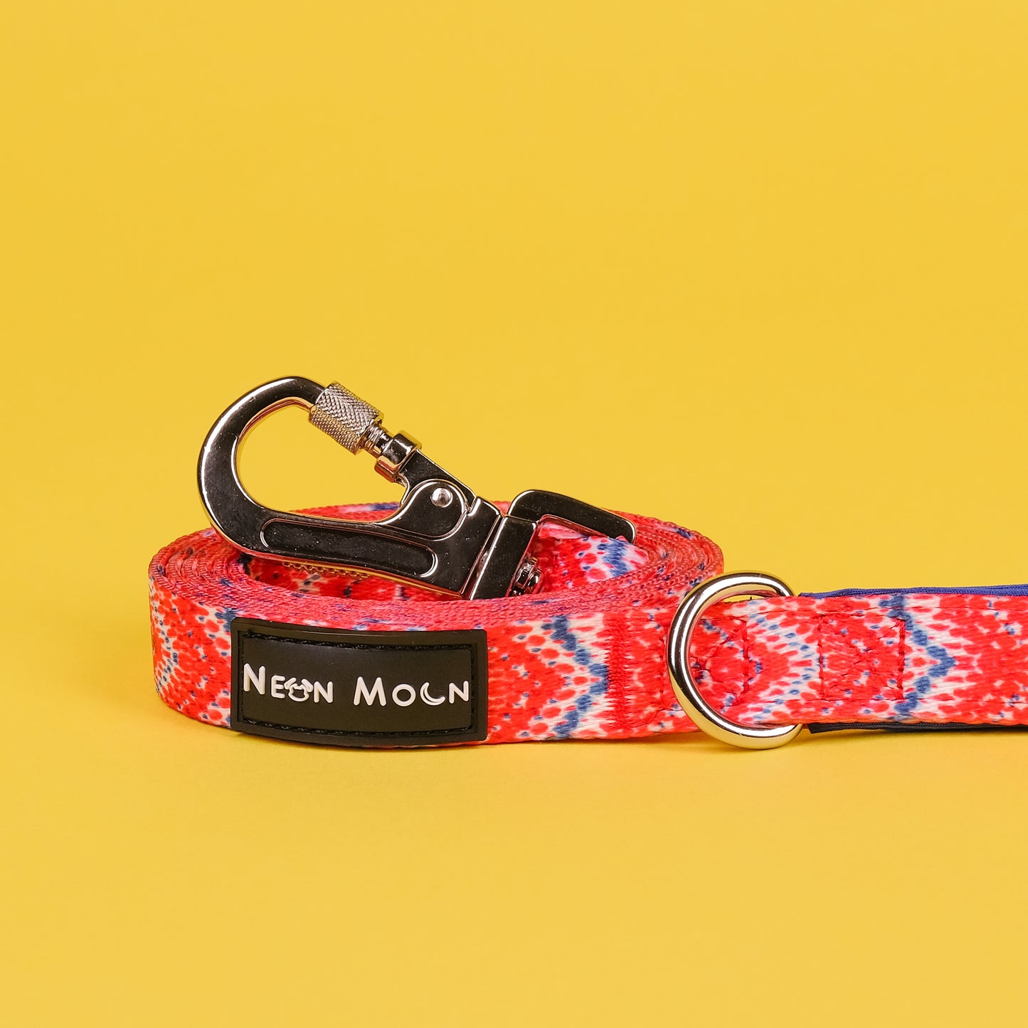 Carabiner style lockable clip dog lead