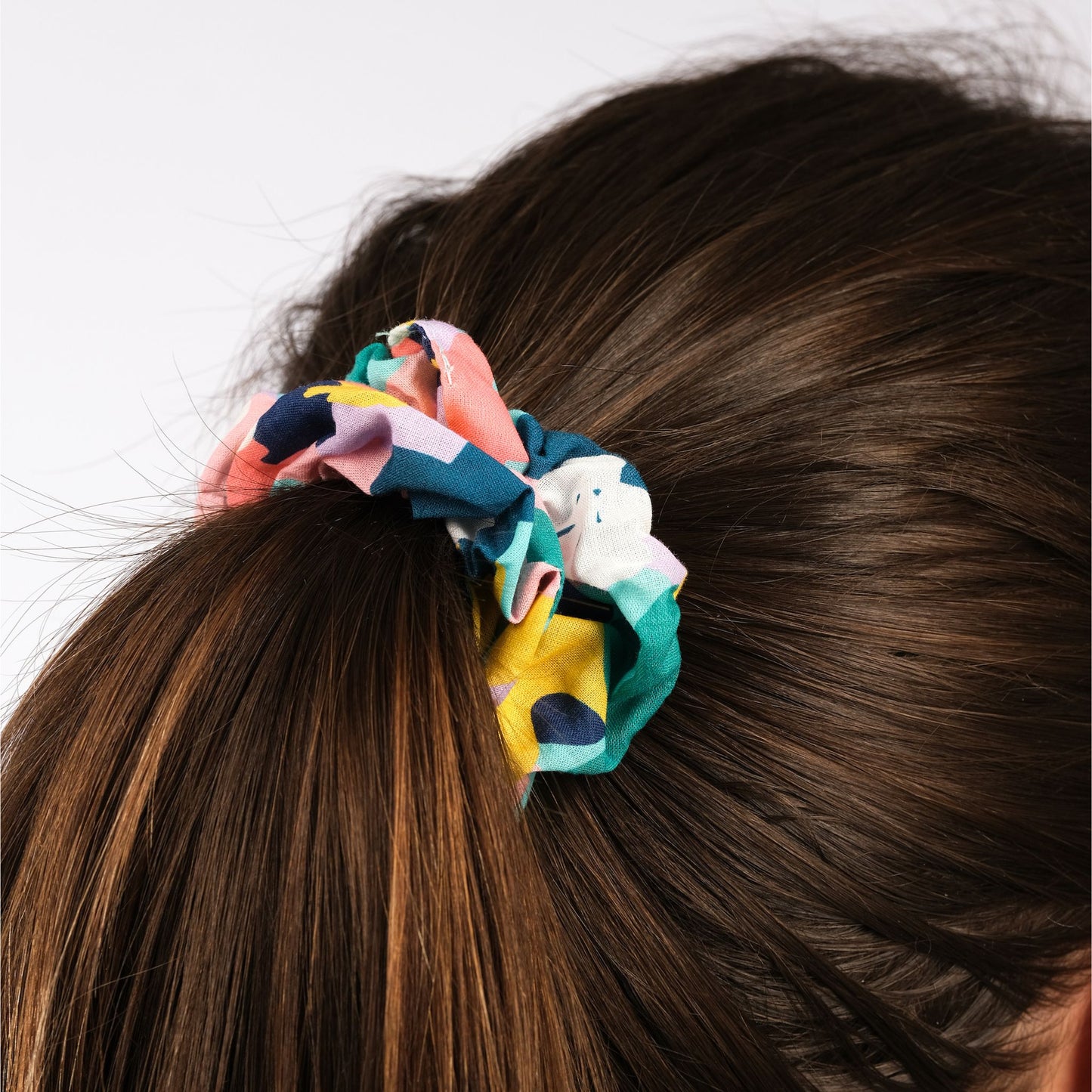 woman wearing Multicoloured hair scrunchie